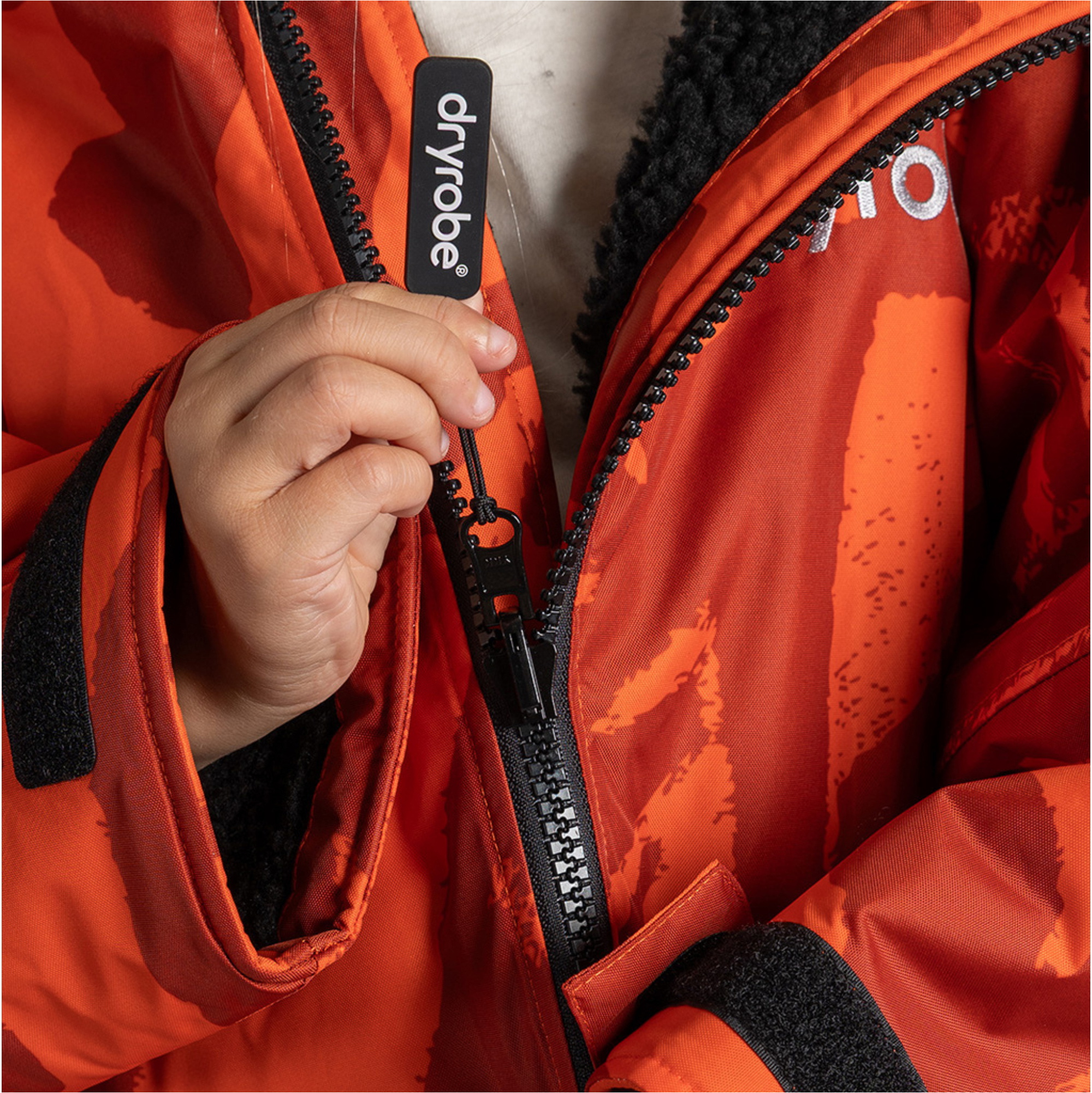 2026 Dryrobe Advance Junior Long Sleeve Changing Robe V3KSLSDA - Mosaic Palm